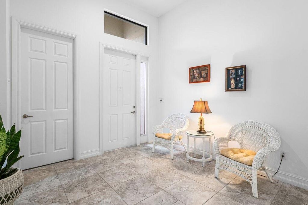 Image 5 of property listing at 9088 Leon Circle E, Parkland, FL 33076