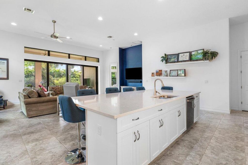 Image 8 of property listing at 9088 Leon Circle E, Parkland, FL 33076