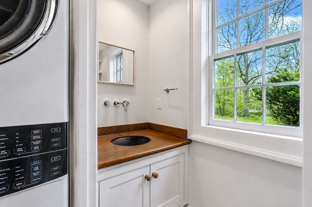 3 Maple St, Sherborn, MA 01770
