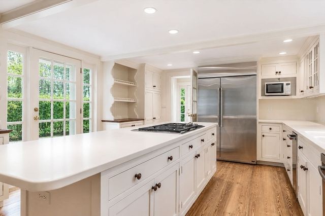 3 Maple St, Sherborn, MA 01770
