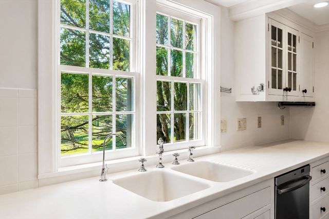 3 Maple St, Sherborn, MA 01770