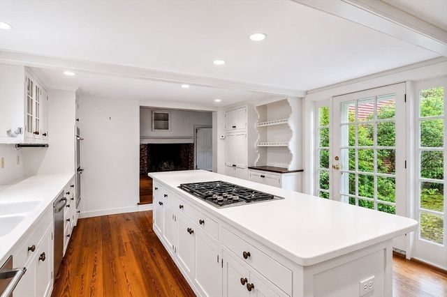 3 Maple St, Sherborn, MA 01770