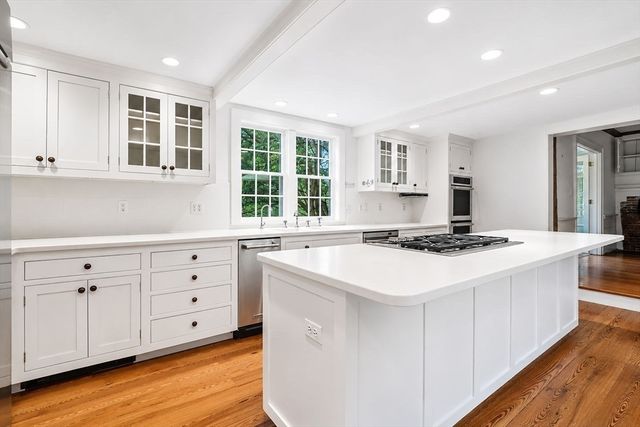 3 Maple St, Sherborn, MA 01770