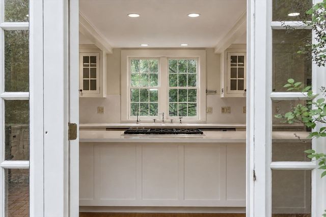3 Maple St, Sherborn, MA 01770