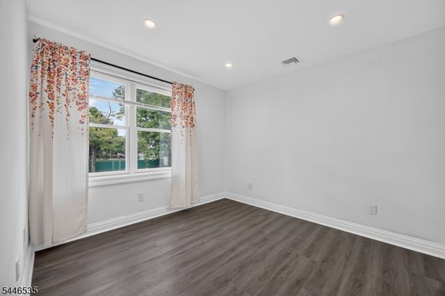 4 Plaza Rd, Fair Lawn Boro, NJ 07410