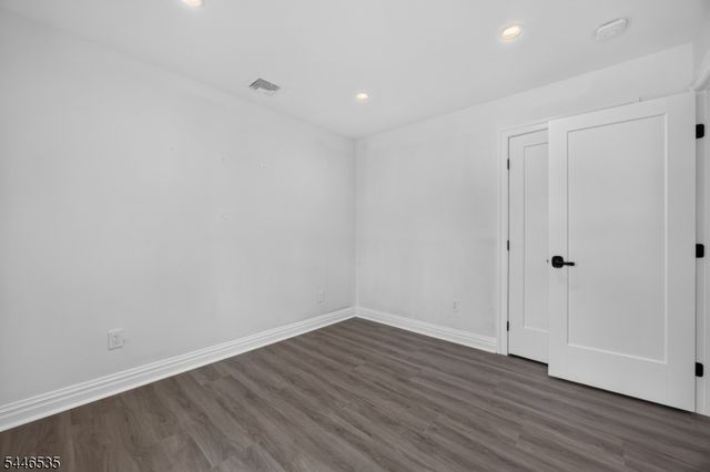 4 Plaza Rd, Fair Lawn Boro, NJ 07410