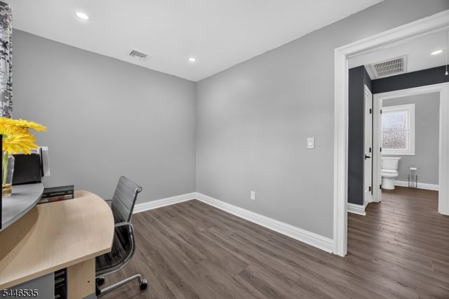 4 Plaza Rd, Fair Lawn Boro, NJ 07410