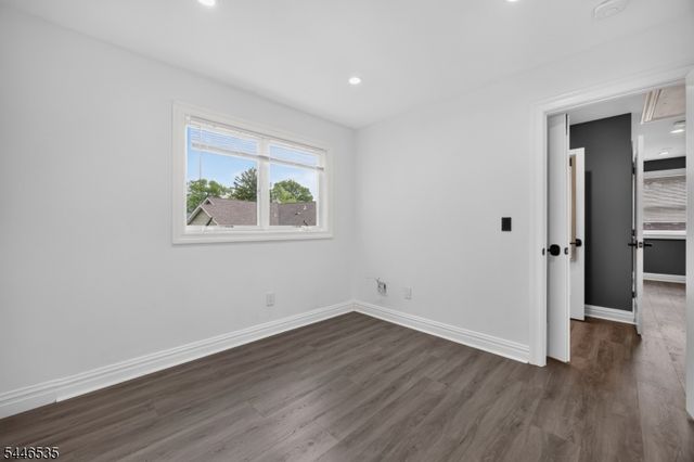 4 Plaza Rd, Fair Lawn Boro, NJ 07410