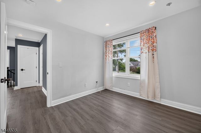 4 Plaza Rd, Fair Lawn Boro, NJ 07410