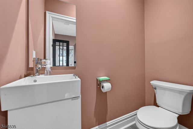 4 Plaza Rd, Fair Lawn Boro, NJ 07410
