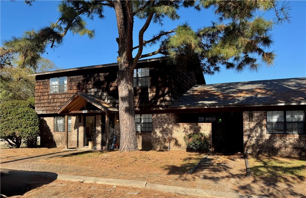 3100 W E Street, Russellville, AR 72801