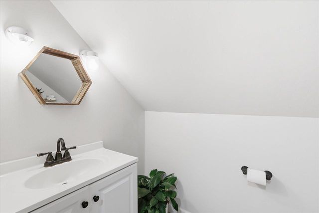 1809 N CHARLOTTE STREET, Appleton, WI 54911