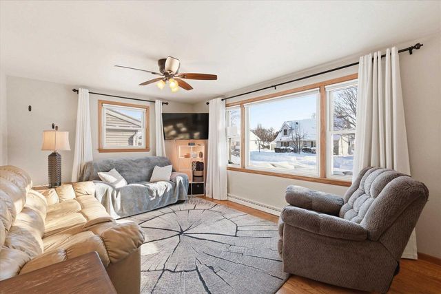 1809 N CHARLOTTE STREET, Appleton, WI 54911