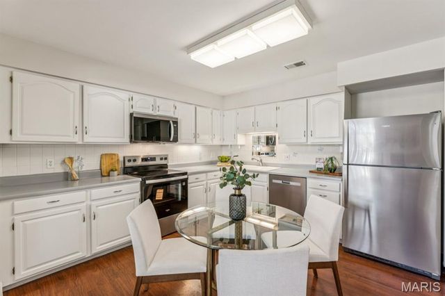 28 Country Club Terrace, Glendale, MO 63122