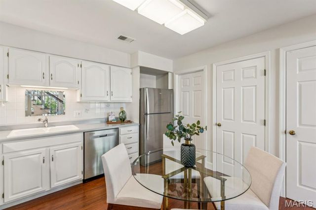 28 Country Club Terrace, Glendale, MO 63122