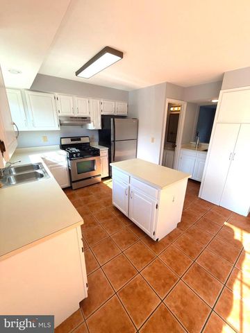 6520 MEDINAH LN, Alexandria, VA 22312