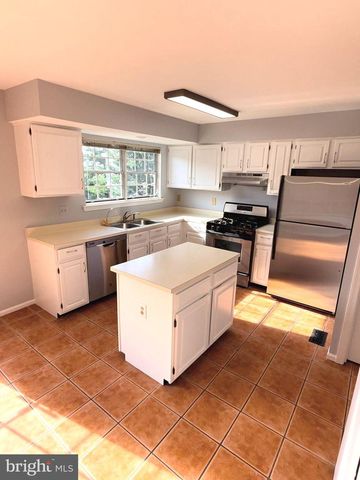 6520 MEDINAH LN, Alexandria, VA 22312