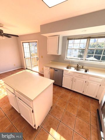 6520 MEDINAH LN, Alexandria, VA 22312