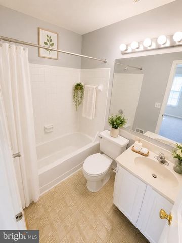 6520 MEDINAH LN, Alexandria, VA 22312