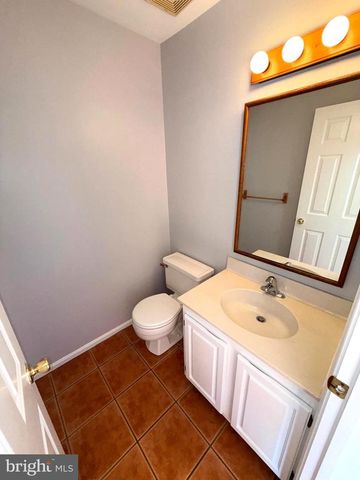 6520 MEDINAH LN, Alexandria, VA 22312