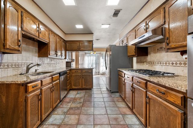 2109 Clearbrook Court, Arlington, TX 76013