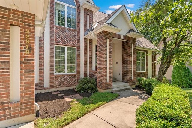22918 NW Ashford Court, Blue Springs, MO 64015