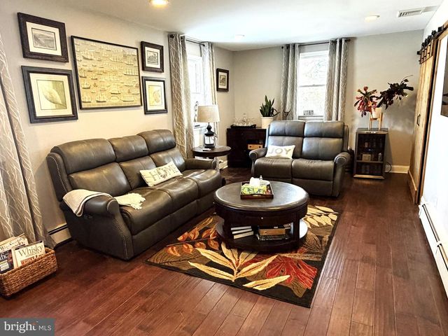 1901 OXFORD VALLEY RD, Yardley, PA 19067