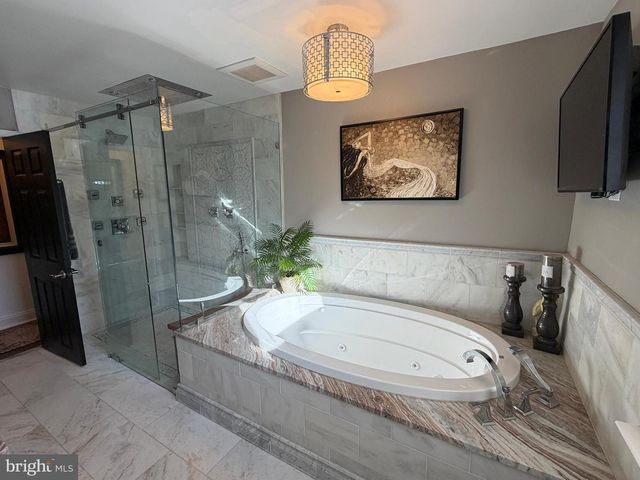 1901 OXFORD VALLEY RD, Yardley, PA 19067