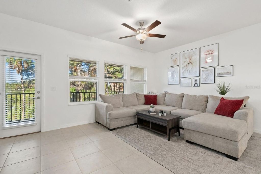 Image 8 of property listing at 809 TENNYSON MILL CIRCLE, Tampa, FL 33619