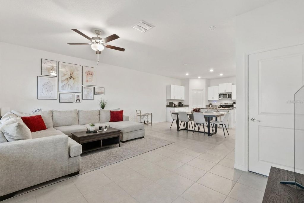 Image 9 of property listing at 809 TENNYSON MILL CIRCLE, Tampa, FL 33619