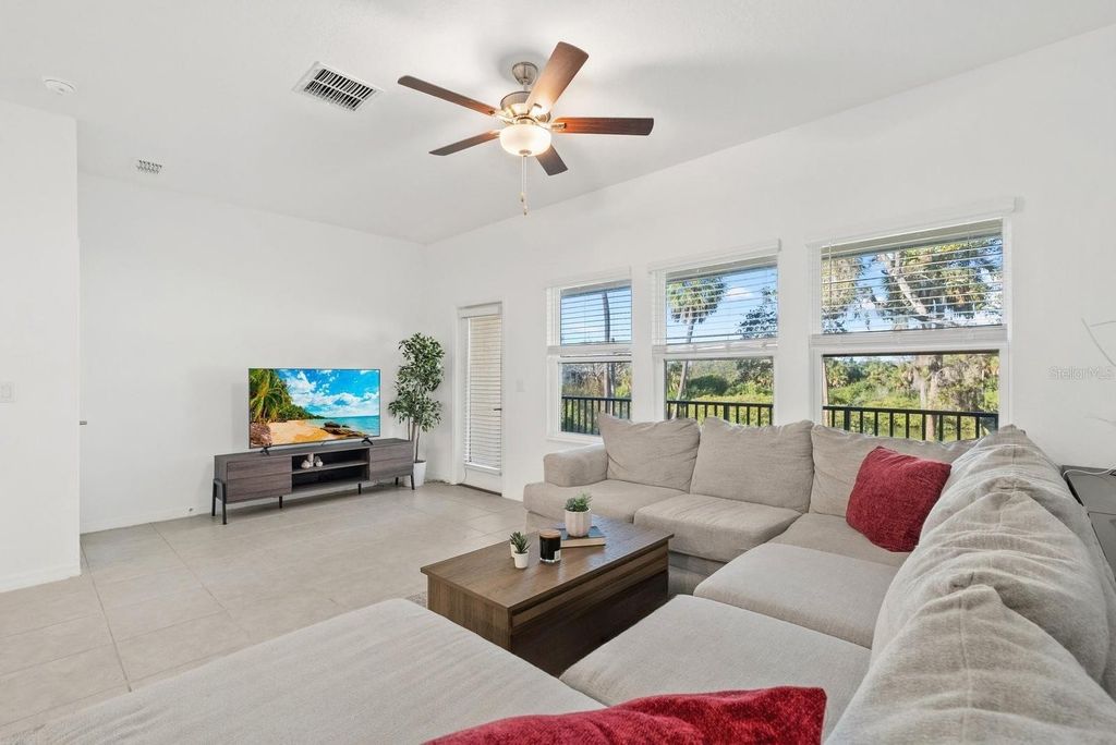 Image 10 of property listing at 809 TENNYSON MILL CIRCLE, Tampa, FL 33619