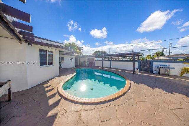 490 W 33rd Pl, Hialeah, FL 33012