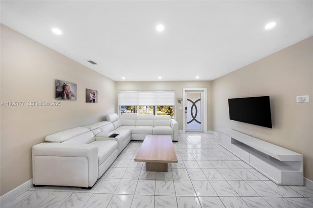 490 W 33rd Pl, Hialeah, FL 33012