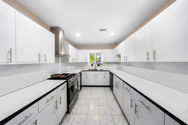 490 W 33rd Pl, Hialeah, FL 33012