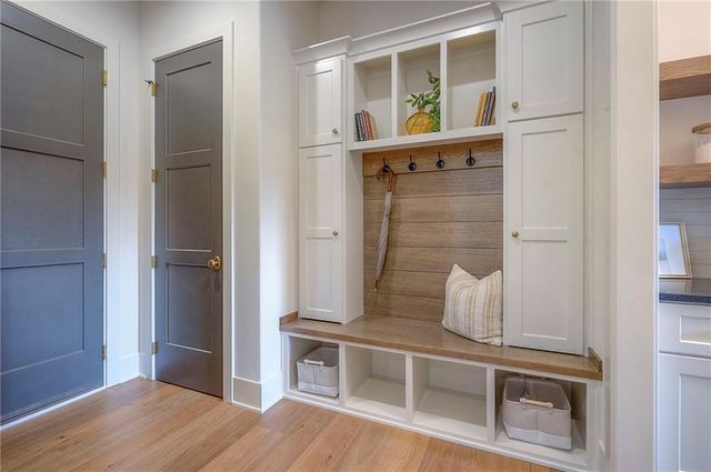 561 South Shore Drive, Lake Winnebago, MO 64034