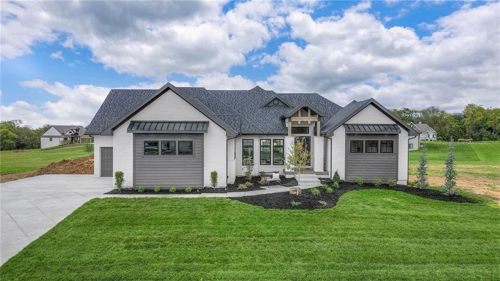 561 South Shore Drive, Lake Winnebago, MO 64034