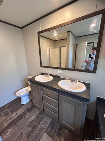 268 County Road 4637, Hondo, TX 78861