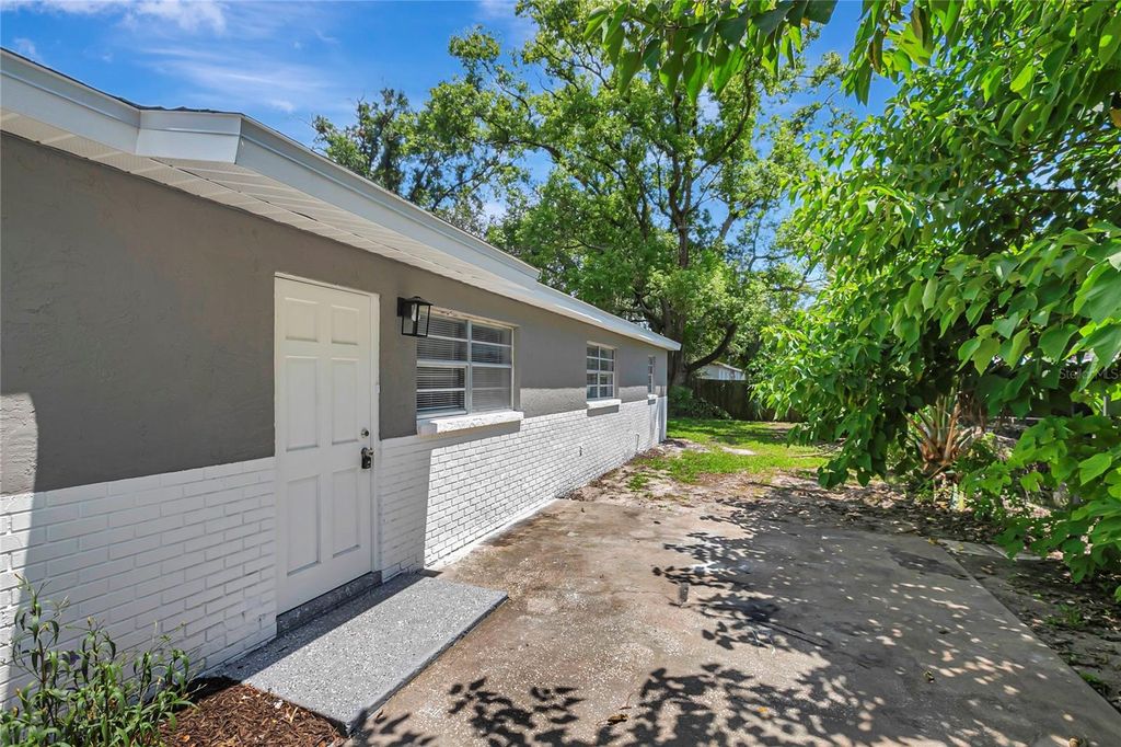 Image 30 of property listing at 1615 E SITKA STREET, Tampa, FL 33604
