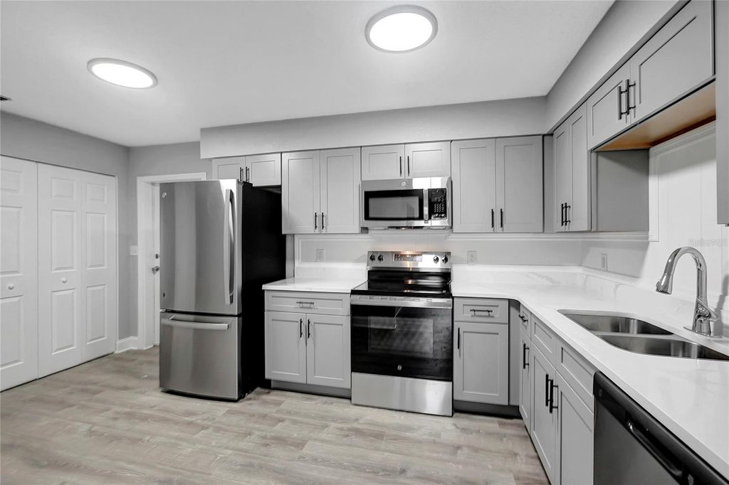 Image 10 of property listing at 1615 E SITKA STREET, Tampa, FL 33604