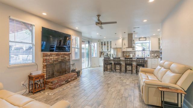 707 Chenin Blanc Dr, Manteca, CA 95337