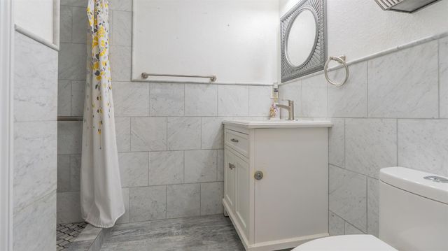 707 Chenin Blanc Dr, Manteca, CA 95337