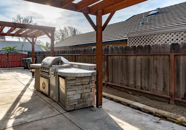 707 Chenin Blanc Dr, Manteca, CA 95337