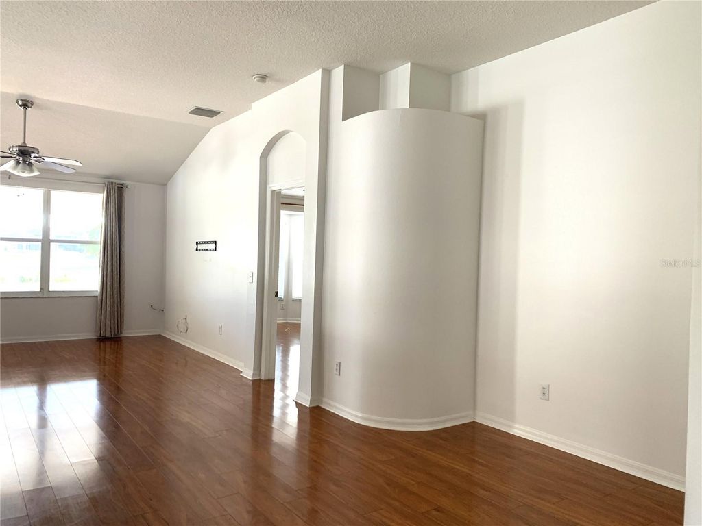 Image 12 of property listing at 8408 CANTERBURY LAKE BOULEVARD, Tampa, FL 33619