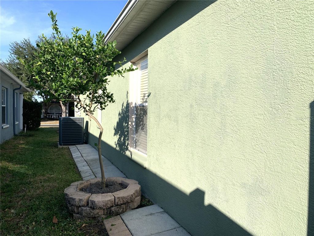 Image 42 of property listing at 8408 CANTERBURY LAKE BOULEVARD, Tampa, FL 33619