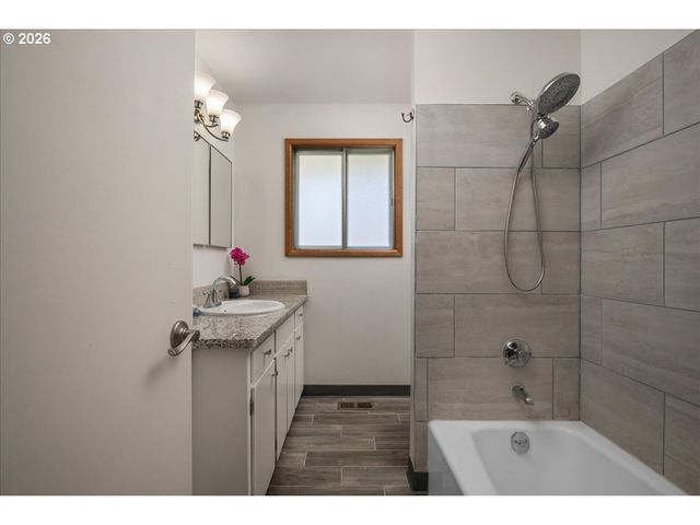 327 Ne 169TH Ave, Portland, OR 97230