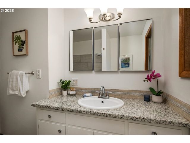 327 Ne 169TH Ave, Portland, OR 97230