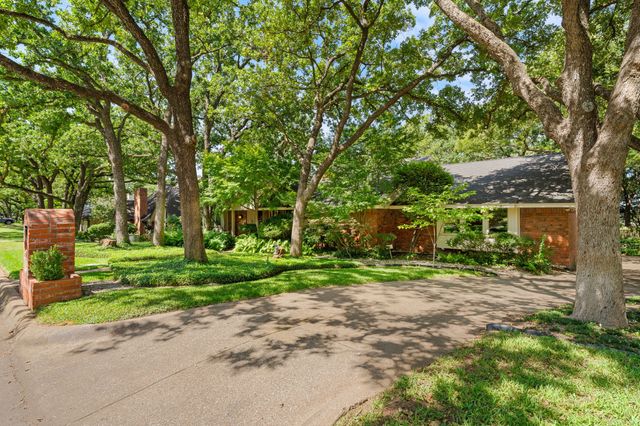2212 Prestonwood Drive, Arlington, TX 76012