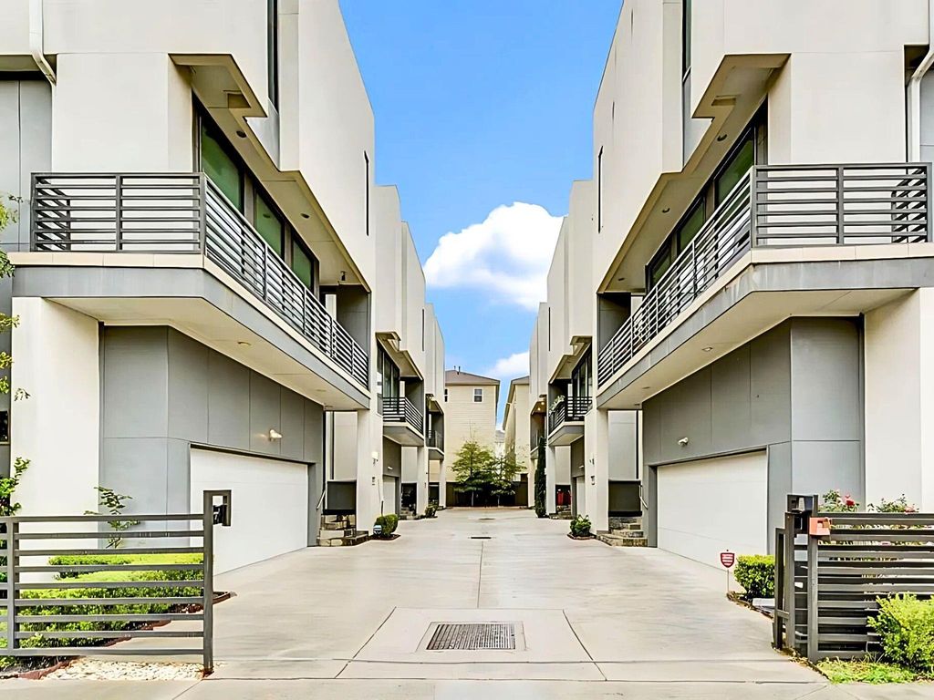 5638 Petty Street B, Houston, TX 77007