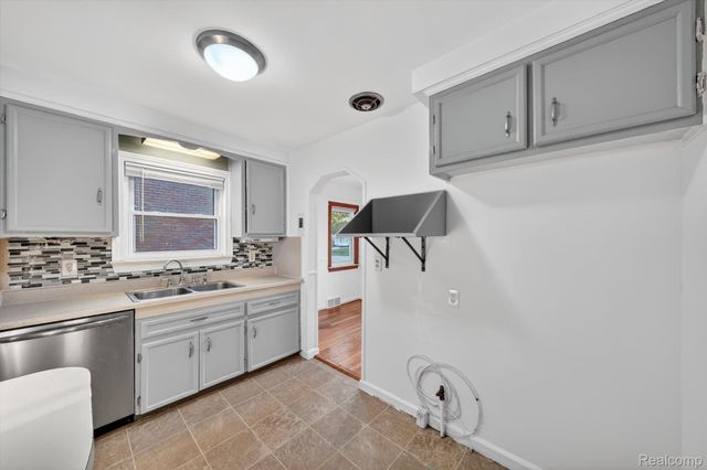 9006 Quandt Avenue, Allen Park, MI 48101