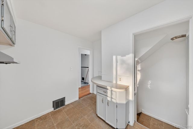 9006 Quandt Avenue, Allen Park, MI 48101